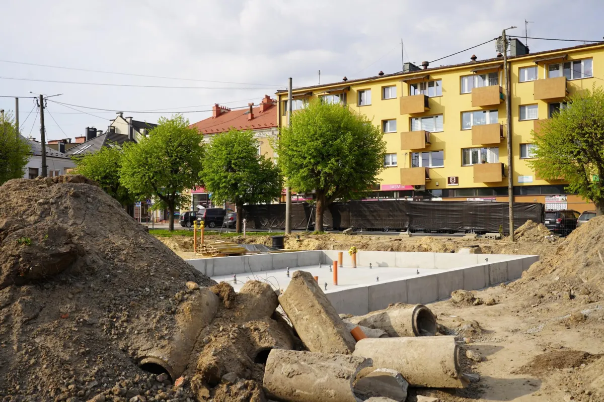 Remont rynku w Dąbrowie Tarnowskiej na półmetku. Finał jesienią