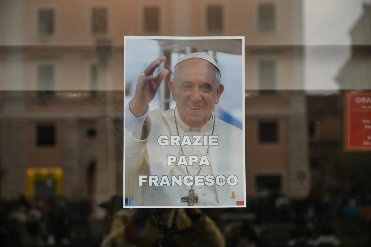 Żałoba narodowa po papieżu Franciszku: gest szacunku czy polityczna gra?