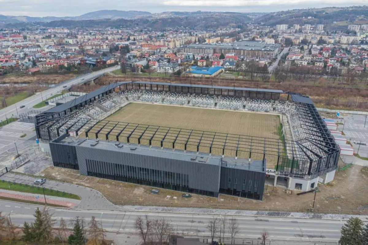 Radni domagają się wyjaśnień ws. stadionu Sandecji. Były wykonawca zarzuca nielegalną budowę
