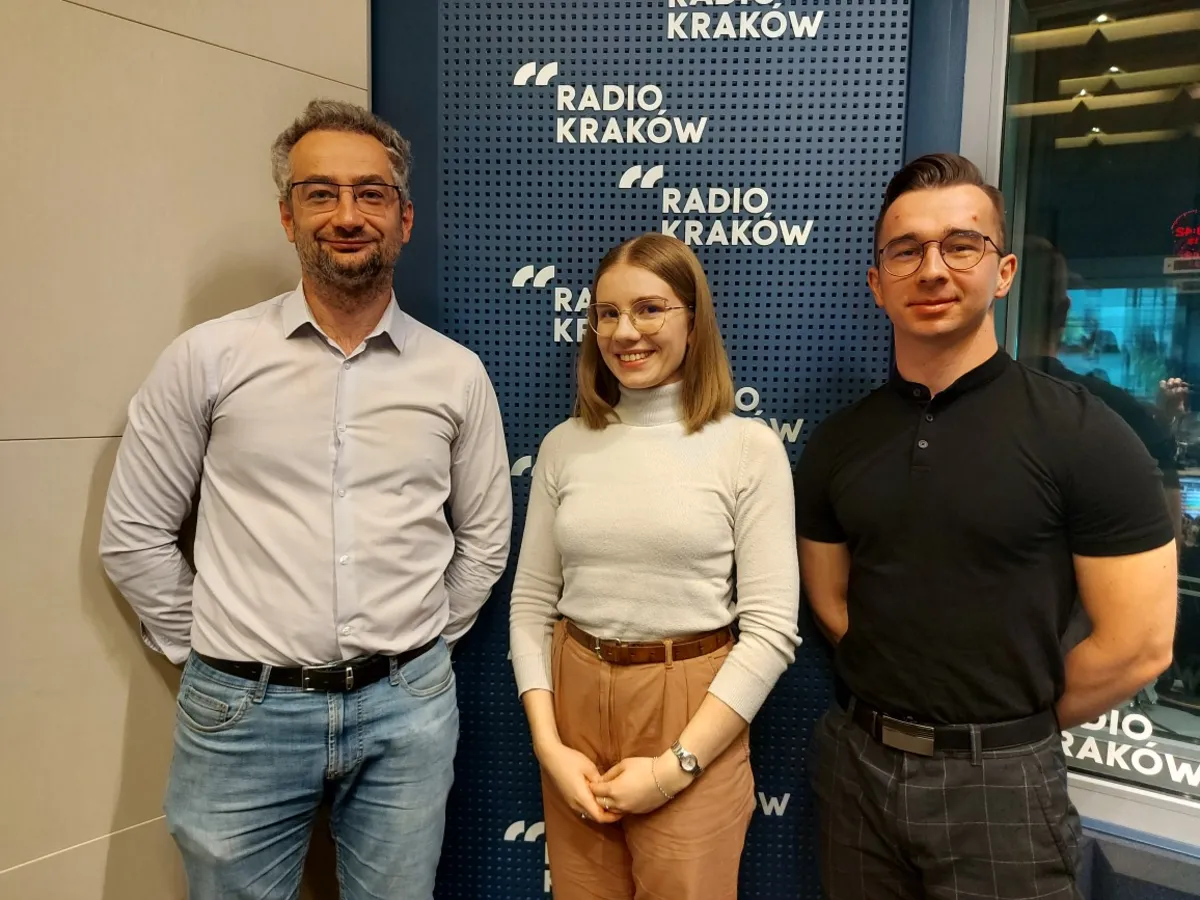 Dr Dariusz Wilk, Alicja Knapczyk i Arkadiusz Skowron w studiu Radia Kraków, fot. Sylwia Paszkowska