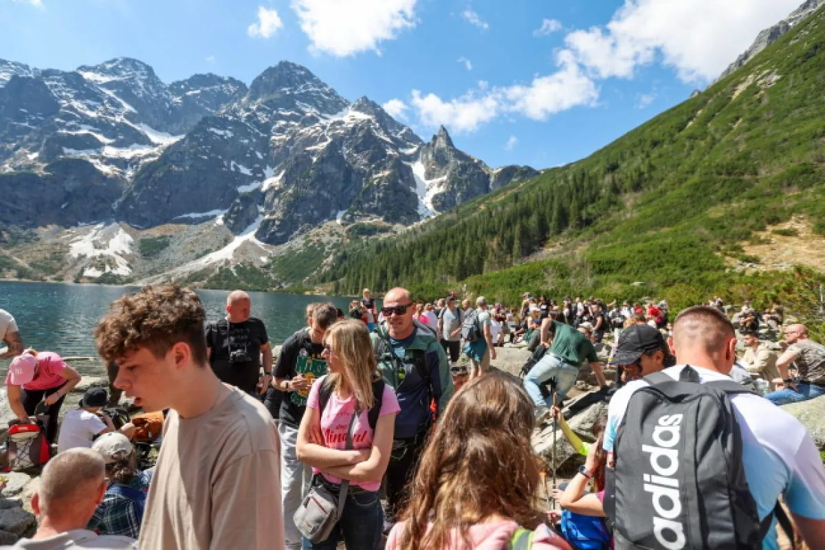 Turyści szturmują Morskie Oko. Korki i brak miejsc parkingowych