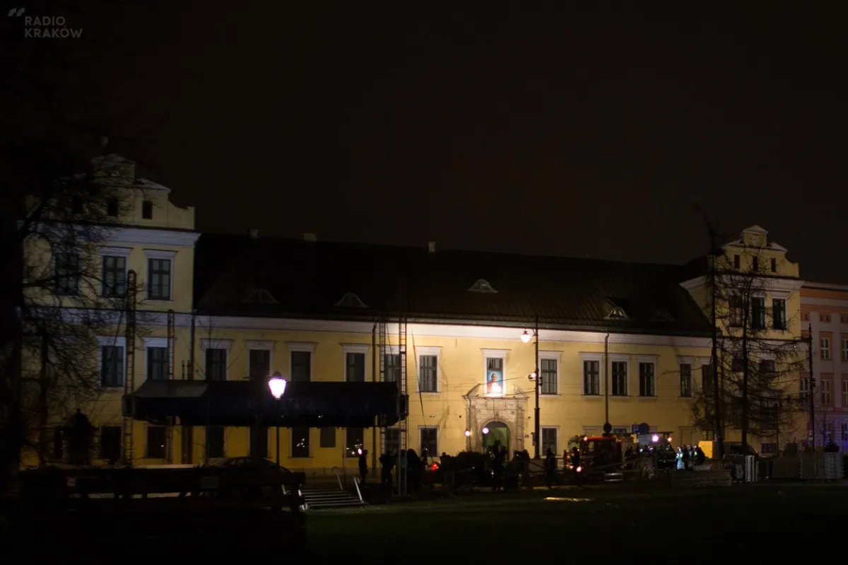 Runęła choinka na ulicy Franciszkańskiej w Krakowie