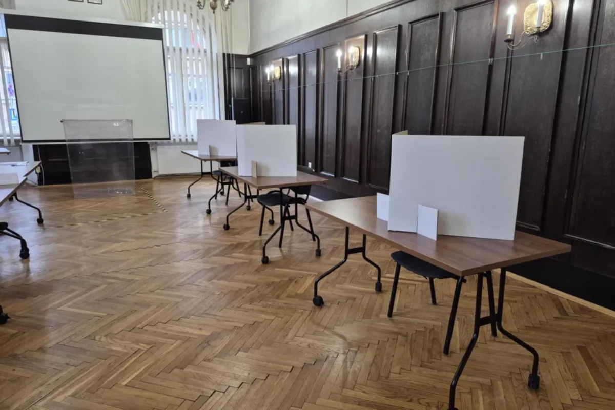 Dowóz do lokali wyborczych, głosowanie korespondencyjne i przez pełnomocnika. Komu przysługują te uprawnienia?