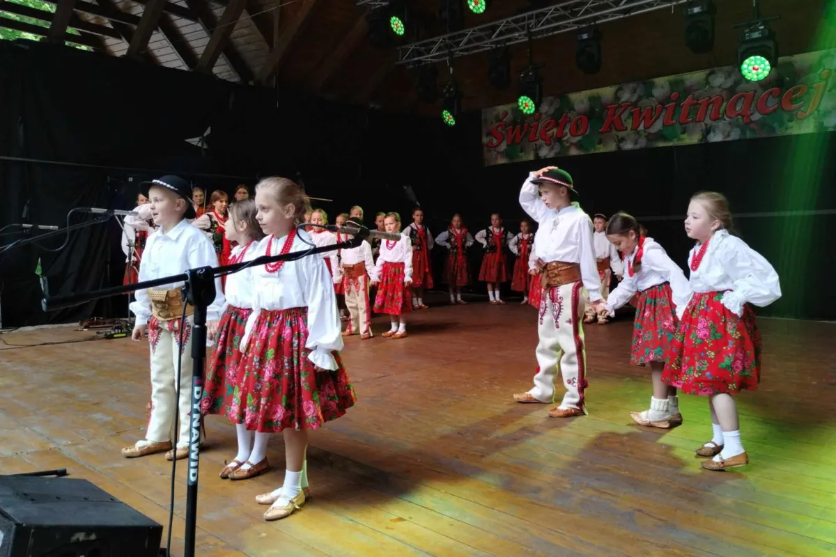 Promują produkty regionalne, kuchnię i kulturę. W Łącku trwa Święto Kwitnącej Jabłoni