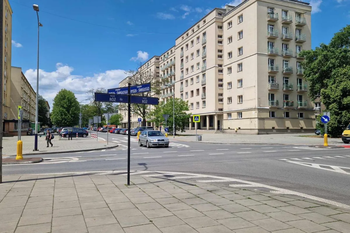 Problematyczne skrzyżowanie w Nowej Hucie z nowym oznakowaniem. Będzie bezpieczniej? 