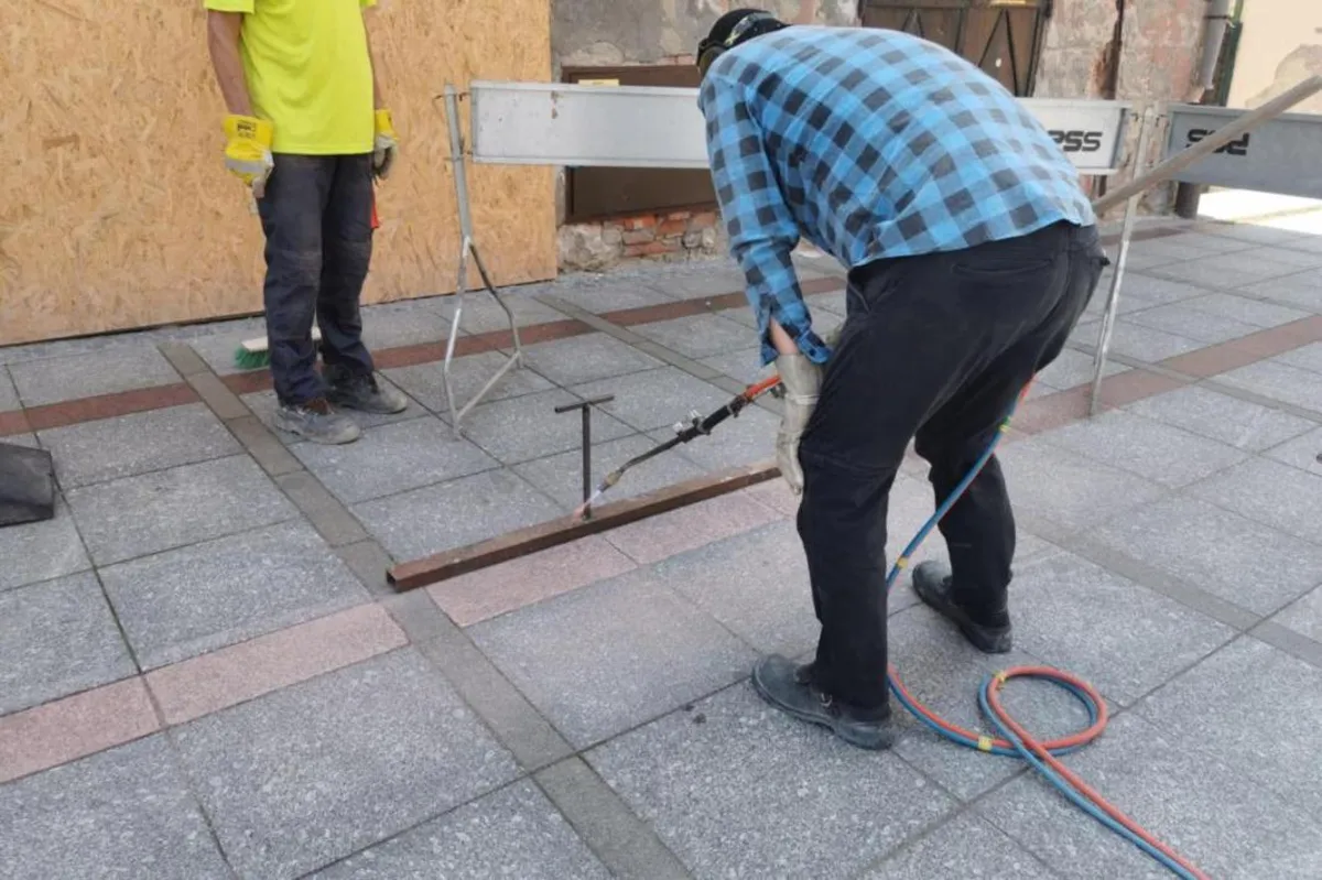 Czerwone płytki na tarnowskim rynku wreszcie będą bezpieczne? Trwają testy nowej metody