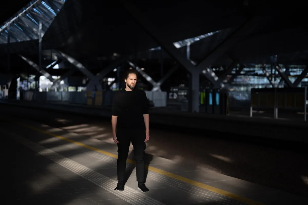 Elektronika, egzotyczne podróże i sny o Warszawie. „On the way" – muzyczna opowieść Pana Ba 