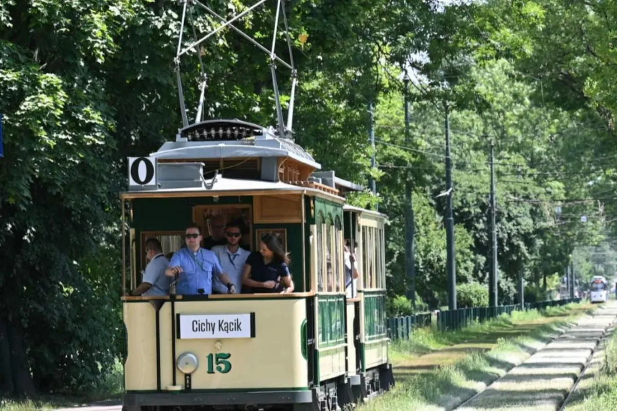 Poznański wagonik po ulicach mego miasta mknie...