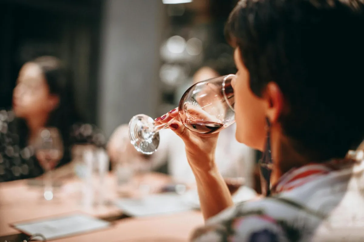 "Tylko jedna lampka wina dla relaksu. Codziennie. Od lat". Alkoholizm, o którym się nie mówi