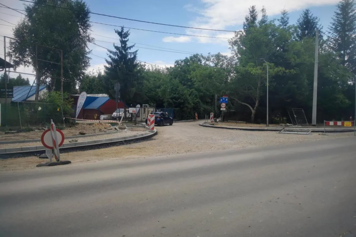 Był szeroki wjazd, powstał wąziutki przesmyk. Kolejny absurd na remontowanej ulicy Tuchowskiej