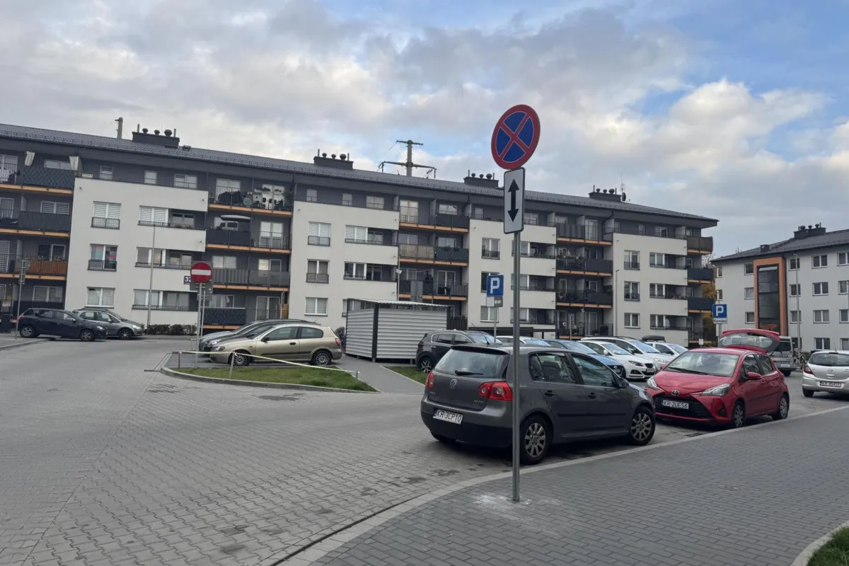 Parkowanie na zakazie albo wcale. Mieszkańcy krakowskiego osiedla bez miejsc postojowych