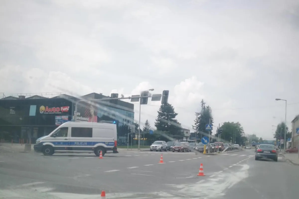 Wypadek w centrum Tarnowa. Policja poszukuje mężczyzny, który prawdopodobnie brał udział w zdarzeniu