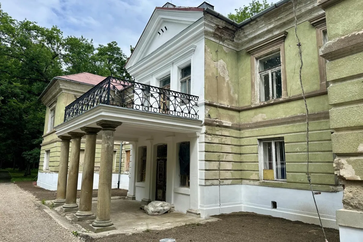 Dwór z XIX wieku w Brodach uratowany przed zniszczeniem. Kalwaria planuje dalszą rewitalizację