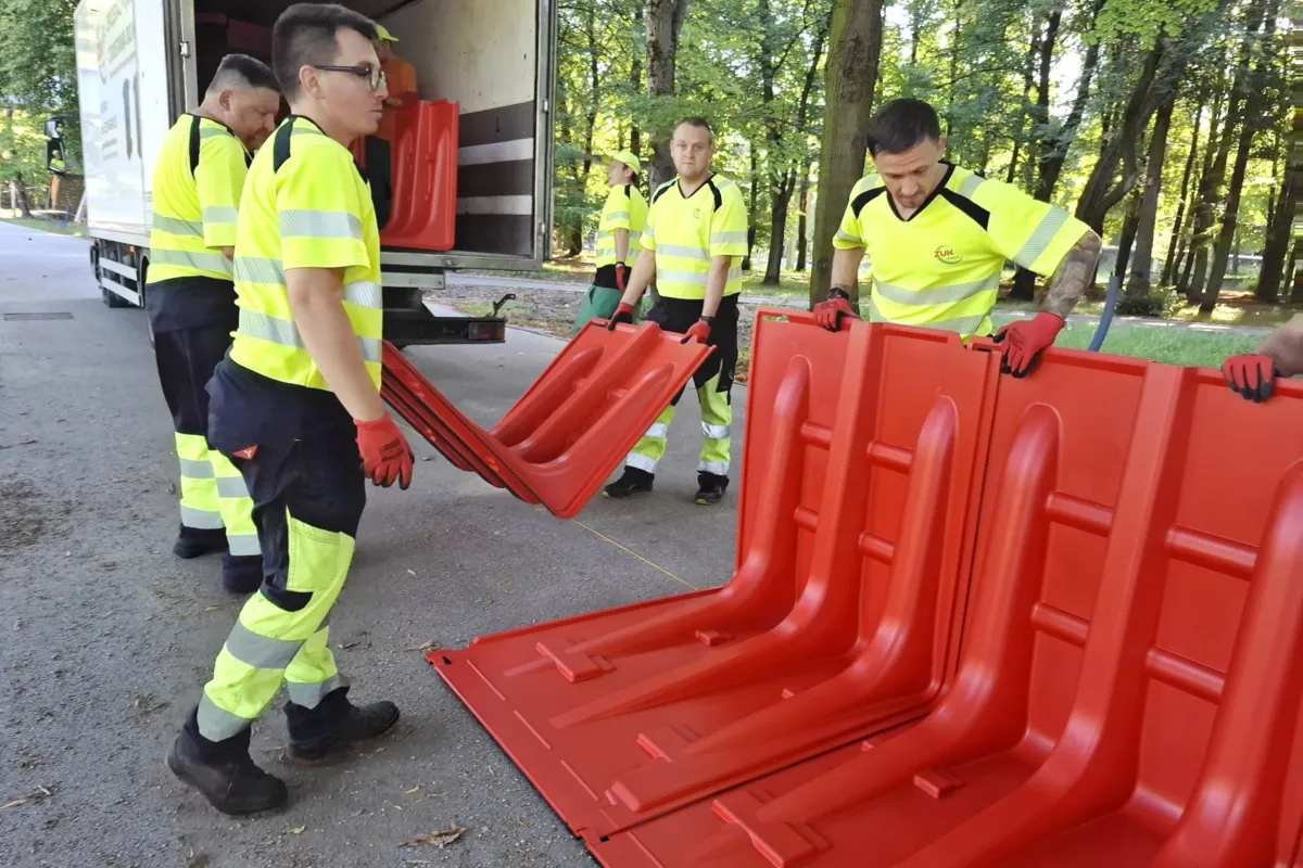 Oświęcim ćwiczy ustawianie mobilnej zapory przeciwpowodziowej. Nowe zabezpieczenia przed wysoką wodą
