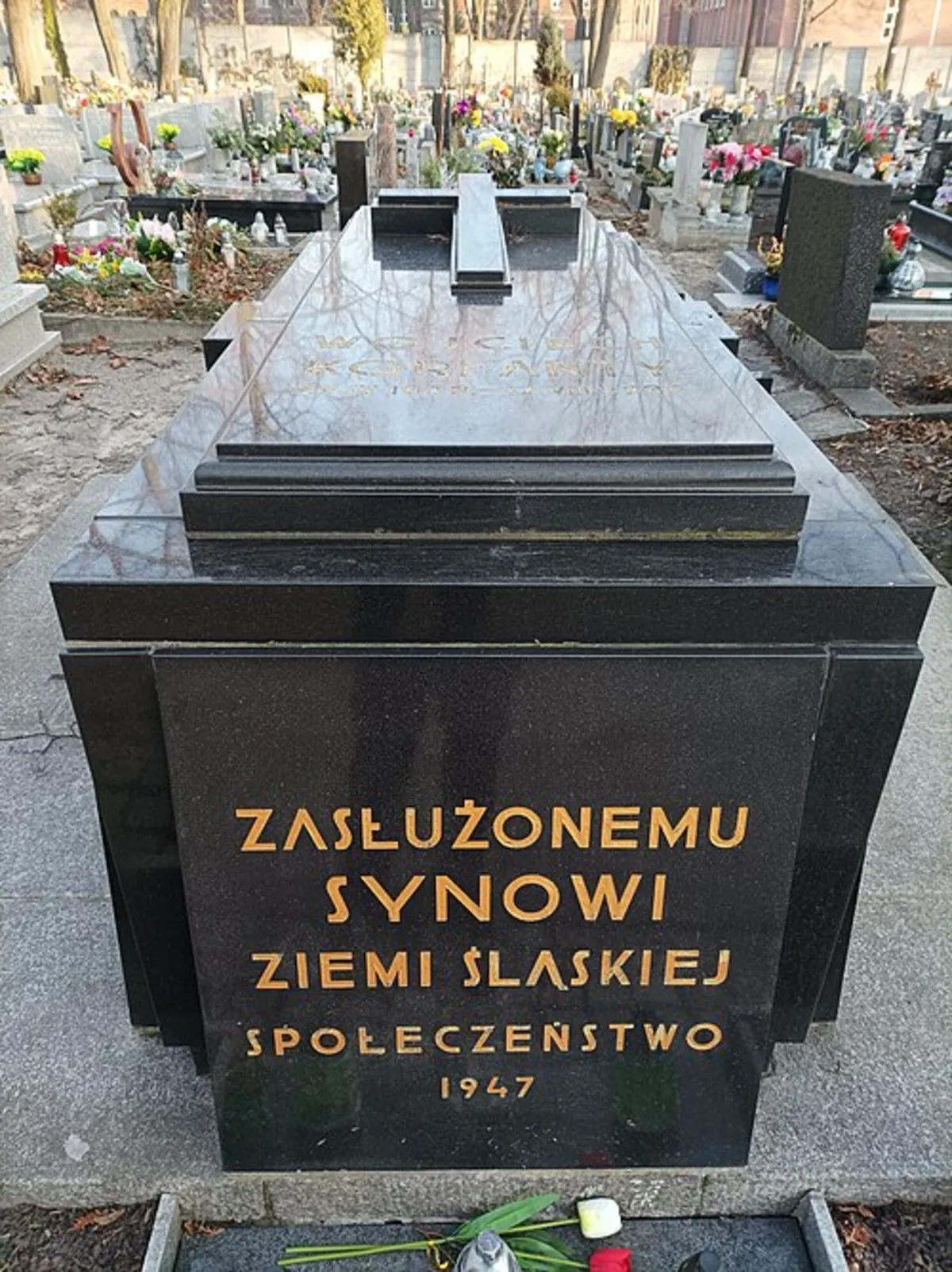 Grób na cmentarzu katolickim przy ul. Francuskiej w Katowicach (fot. Kordiann/Wikipedia)