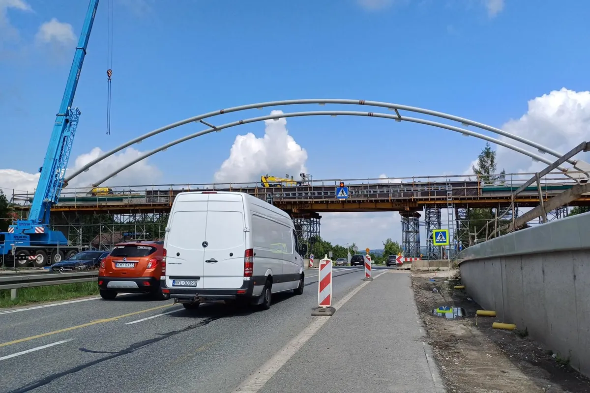 Kolejne utrudnienia na Zakopiance w Myślenicach. Po jednym pasie w każdą stronę