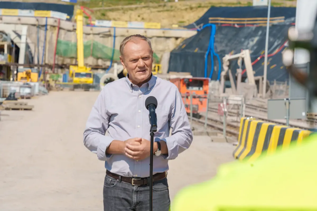 Donald Tusk na budowie tunelu Męcina–Mordarka: za rok pół miliarda pasażerów na kolei