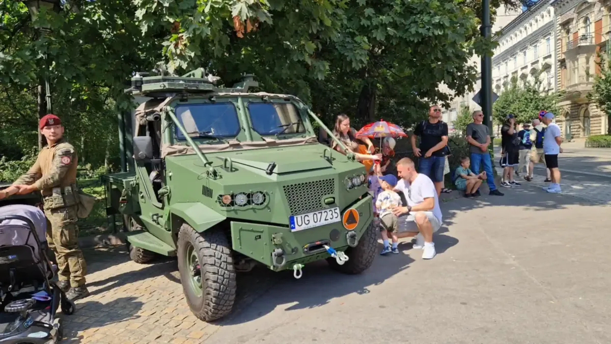 Samochody, łodzie i przeciwlotniczy zestaw rakietowy - Święto Wojska Polskiego w Krakowie