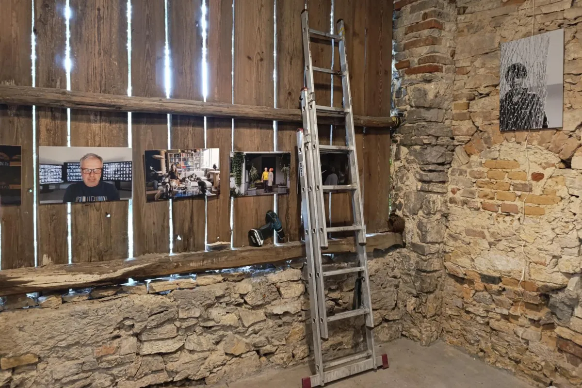 Bezdomna Galeria w Czułej Stodole w Płazie. Każdy może wystawić swoje zdjęcia
