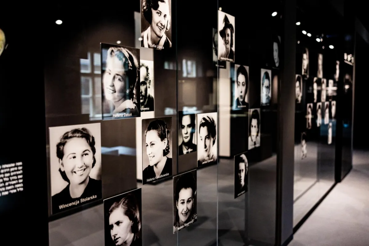"Polacy w KL Auschwitz...". Nowa wystawa o losach więźniów i świadków