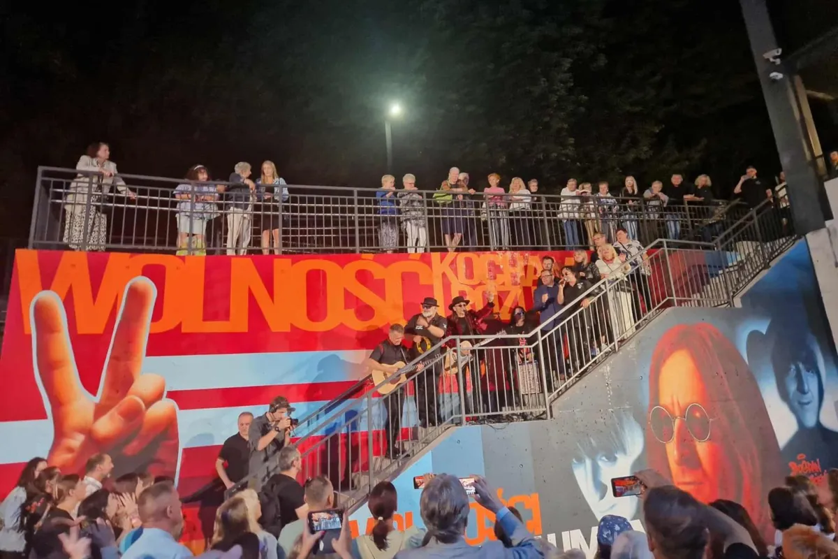„Kocham wolność” – nowy mural w Nowej Hucie uświetnił postać legendarnego muzyka