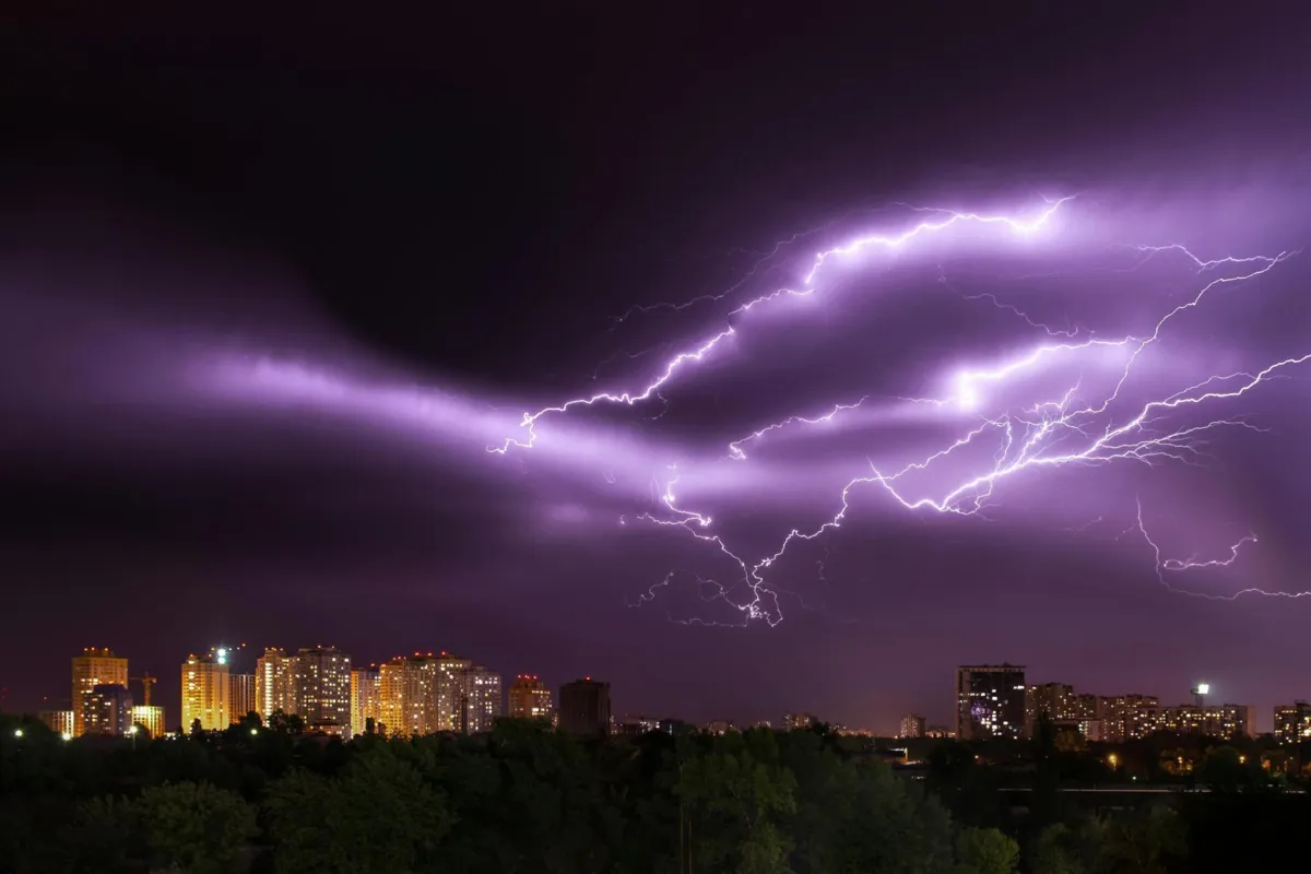  W jakich sytuacjach IMGW wydaje ostrzeżenia przed niebezpiecznymi zjawiskami pogodowymi? 