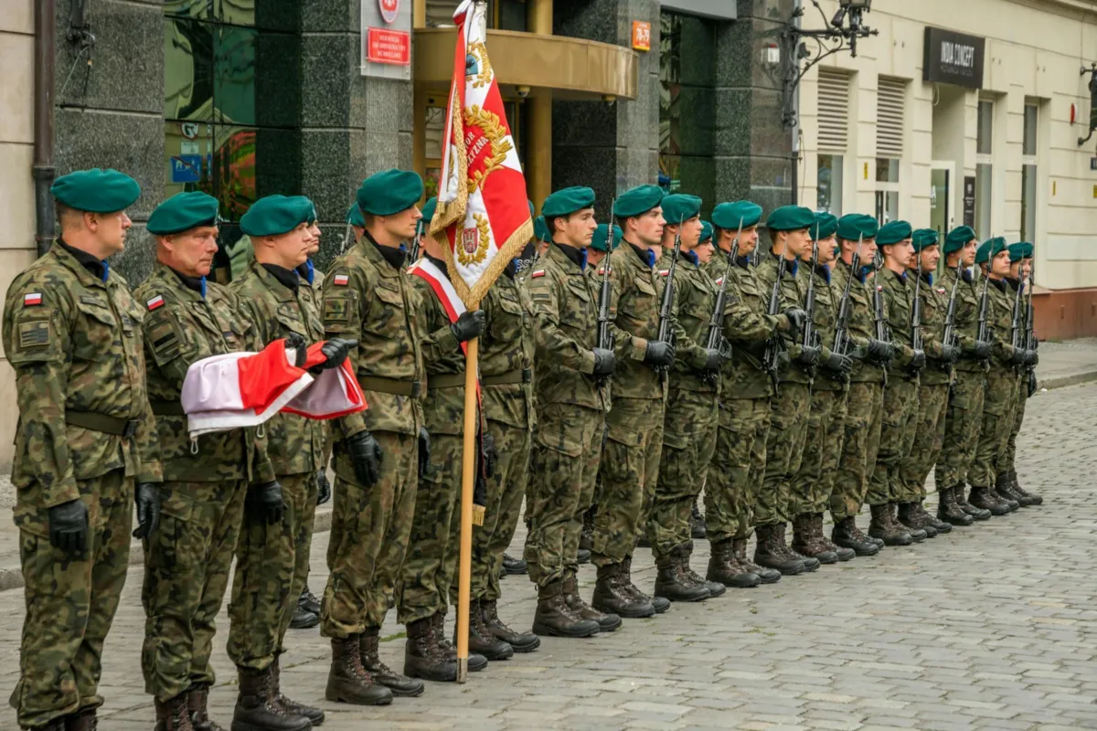 Żołnierze będą zarabiać więcej. A czym jest dodatek za gotowość?