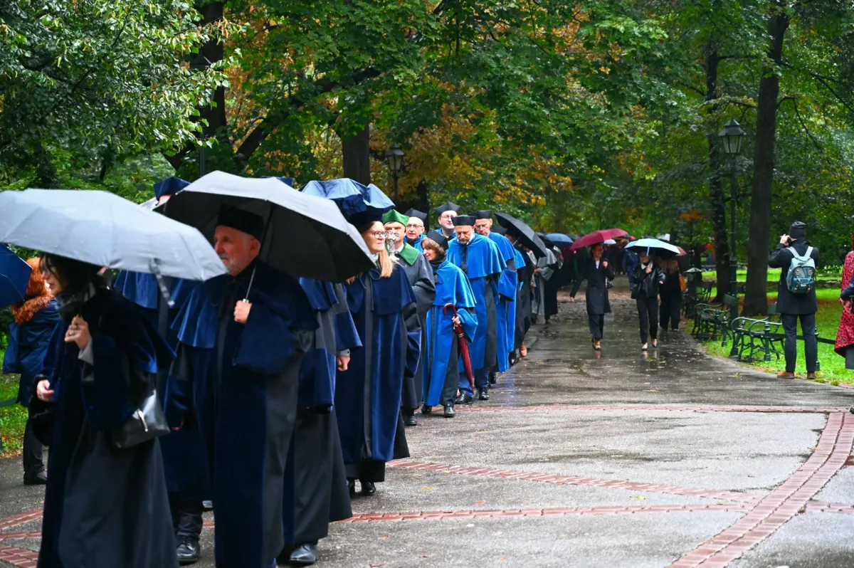 Deszczowy orszak profesorski na inaugurację 662. roku akademickiego