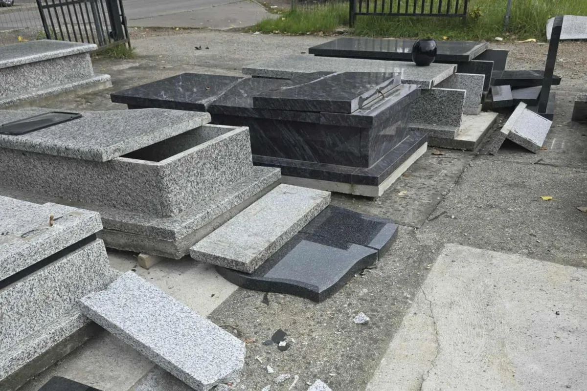 Wandale zniszczyli nagrobki z zakładu kamieniarskiego przy cmentarzu w Grębałowie