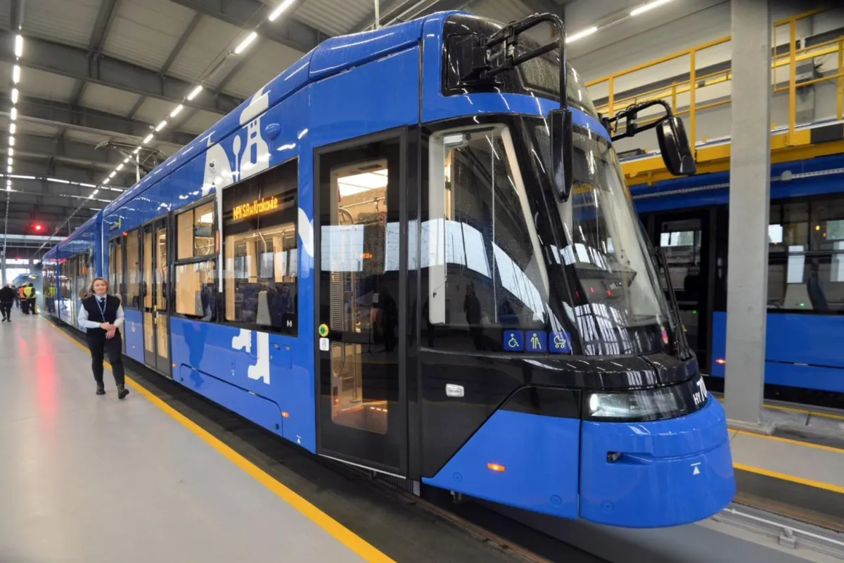 Krakowska komunikacja publiczna. Ciasno w tramwajach, tłok w autobusach, tłumy na przystankach