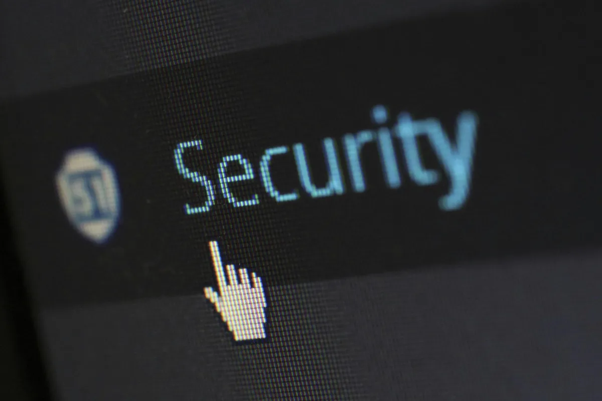 Lawinowy wzrost cyberataków na placówki oświatowe. Jak się zabezpieczyć?