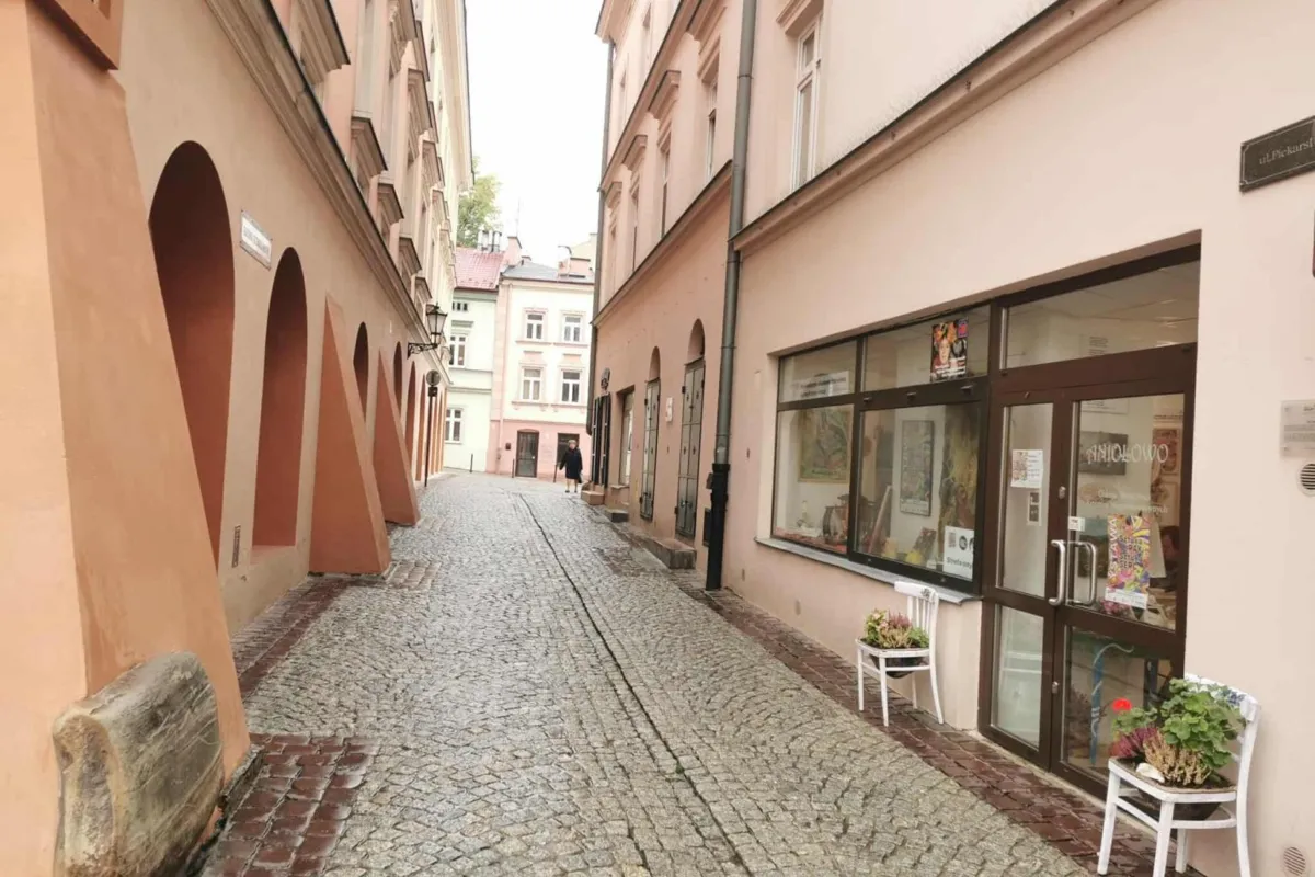 Parasolki wrócą na ul. Piekarską w Tarnowie? Trwają prace nad nowym sposobem montażu