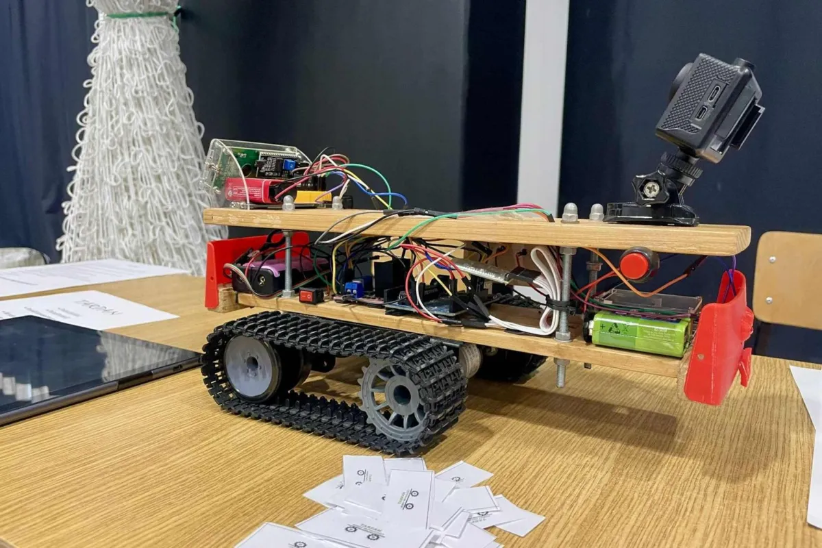 Pobiera próbki gleby, lata, walczy - zawody ROBOCOMP 2025 na AGH