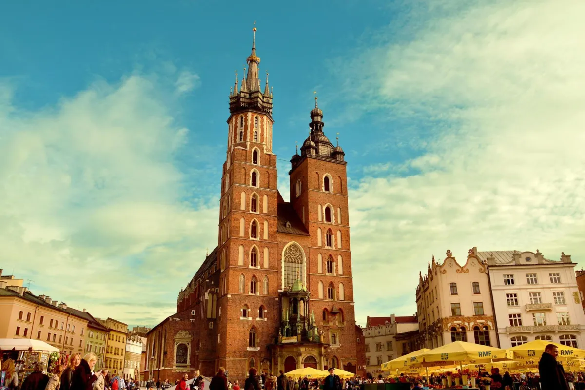 Od chorągiewek po ganek. Wieża dzwonna bazyliki Mariackiej już po remoncie