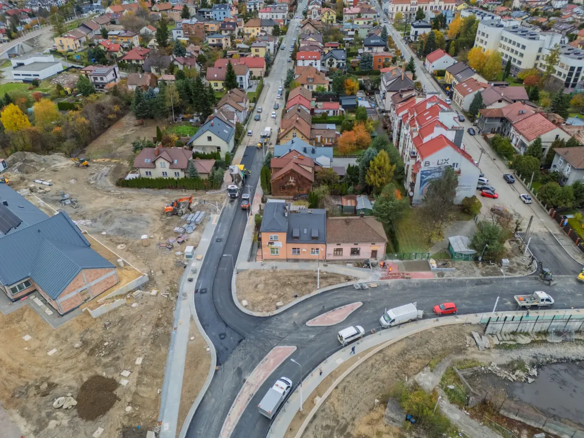 Kolejowa na finiszu – ostatnia warstwa asfaltu już na drodze