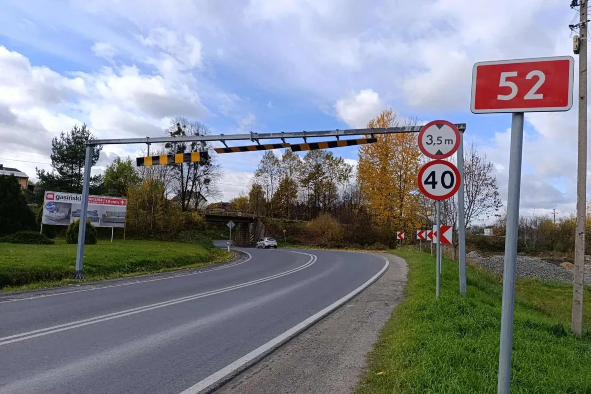 Kierowcy ciężarówek znów ignorują znaki na dk 52. Nowe bramownice już zniszczone