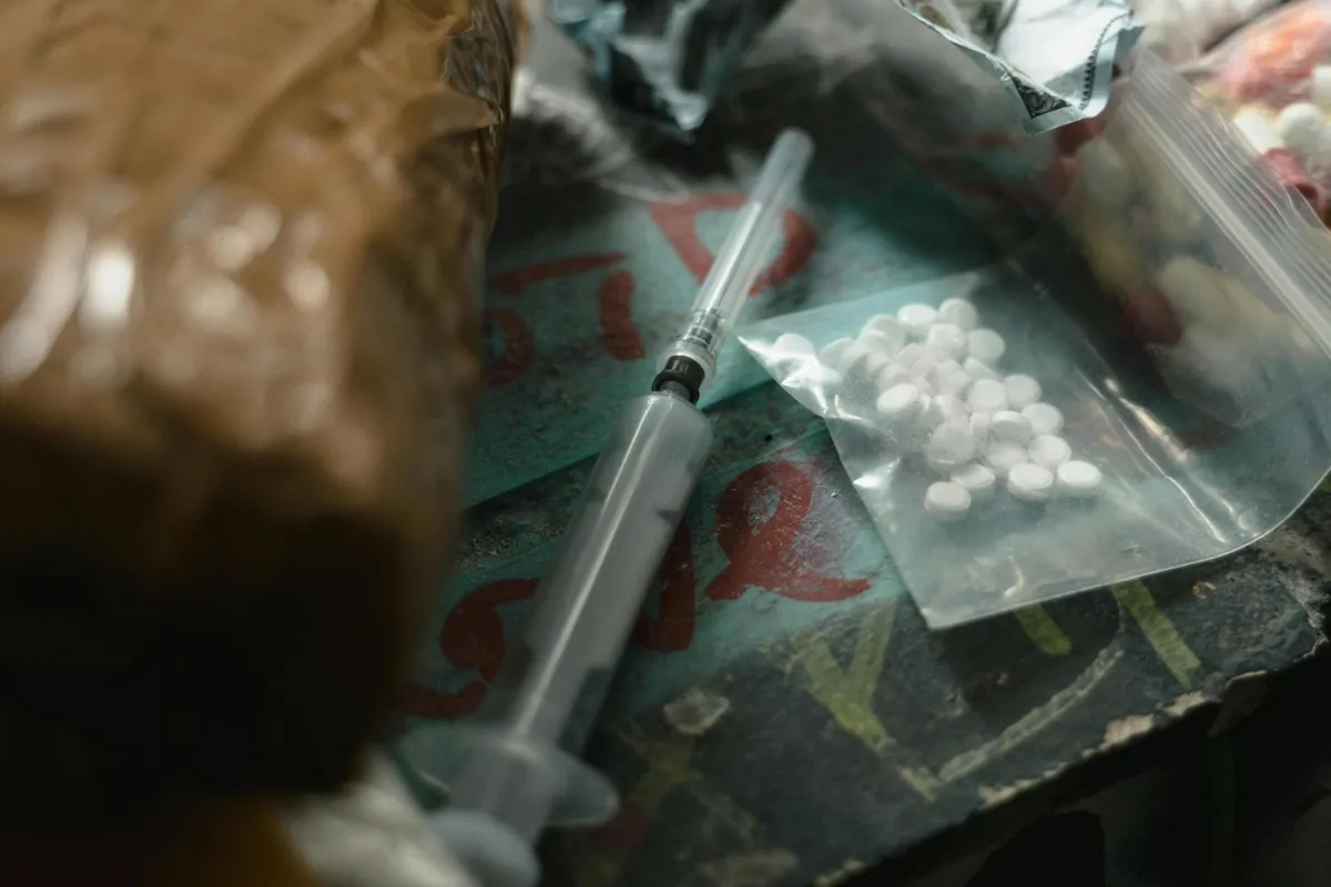 Ekspert: młodzi nie spotykają się już z dilerami, narkotyki zamawiają online