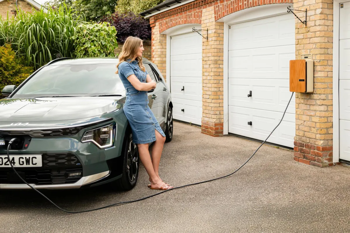 Ładowanie samochodu elektrycznego u fryzjera? W Krakowie to możliwe