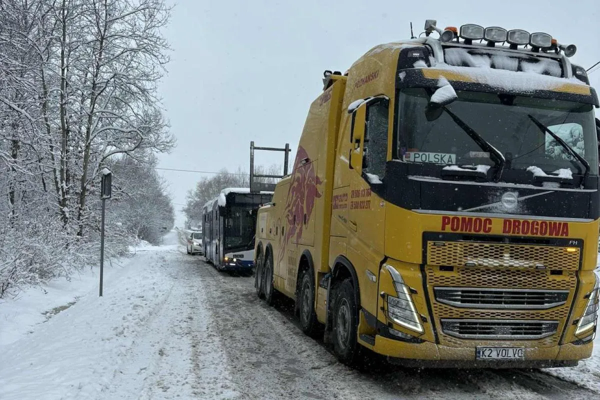 Śnieg sparaliżował Kraków i sąsiednie gminy. Autobusy jeździły po skróconych trasach