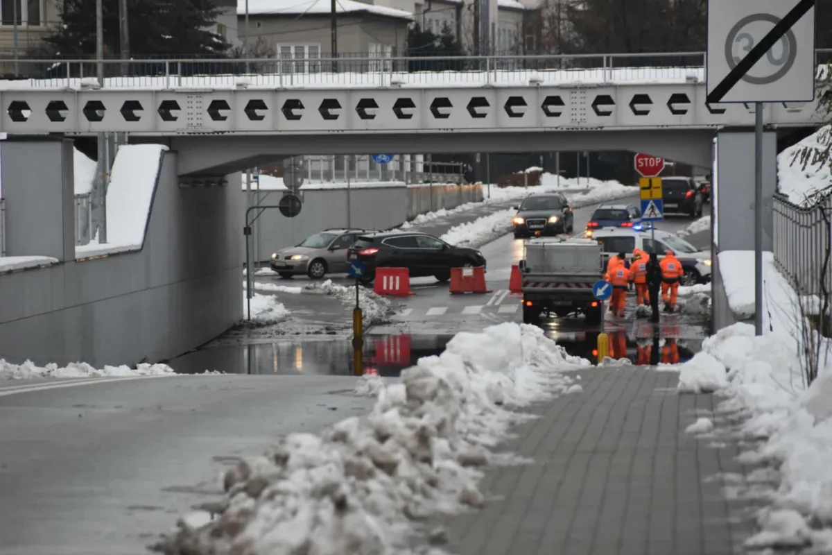 Znów zalany wiadukt kolejowy w Tarnowie. Kolejarze obiecują częstsze przeglądy odwodnienia