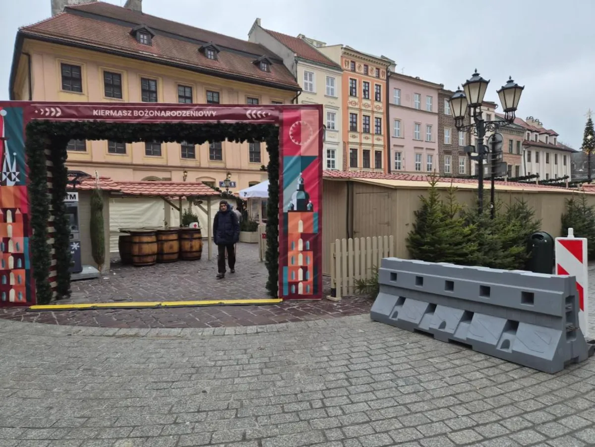 Betonowe zapory zadbają o bezpieczeństwo na jarmarkach świątecznych w Krakowie