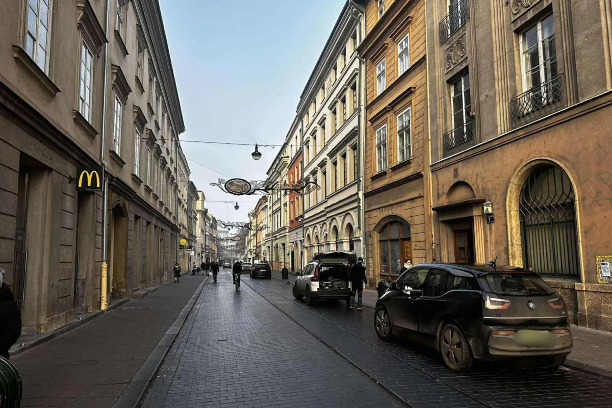 Nowy typ oszustwa parkingowego w Krakowie. Wyjmują kartkę z informacją "dostawa"... i idą do knajpy