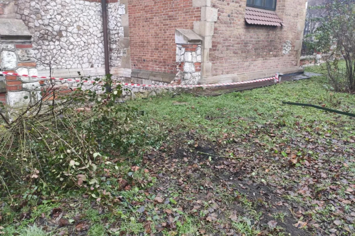 Kraków: pijany kierowca wjechał w mur kościoła św. Krzyża