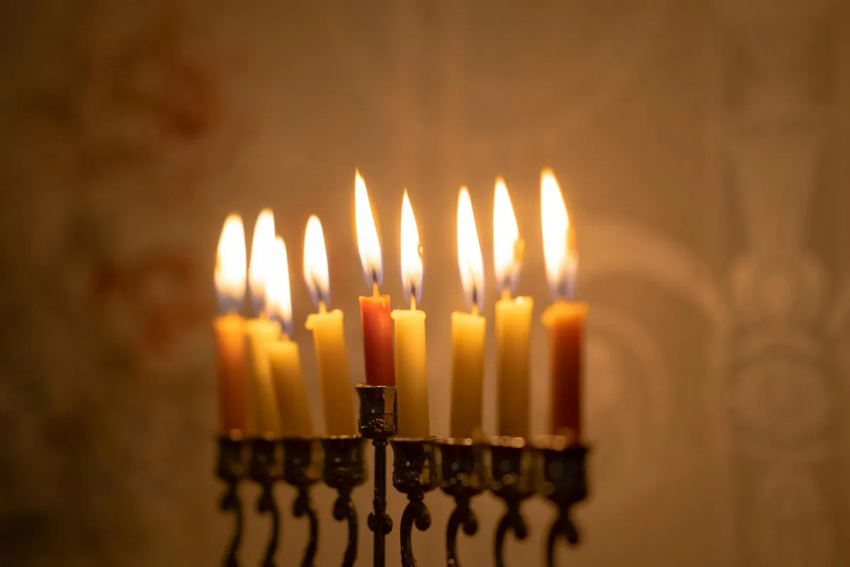 Nie tylko święto światła. Żydowska Chanuka w cieniu antysemityzmu