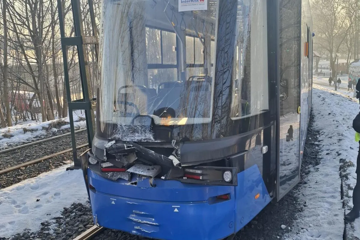 Zderzenie tramwajów w Krakowie. Trzy osoby są lekko ranne