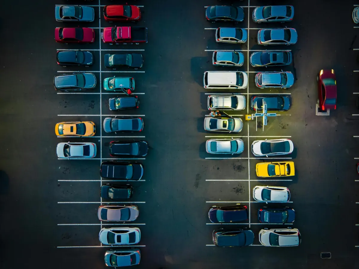 Podróż z Krakowa zaczyna się wcześniej, niż myślisz – czyli jak działa parking przy lotnisku Balice