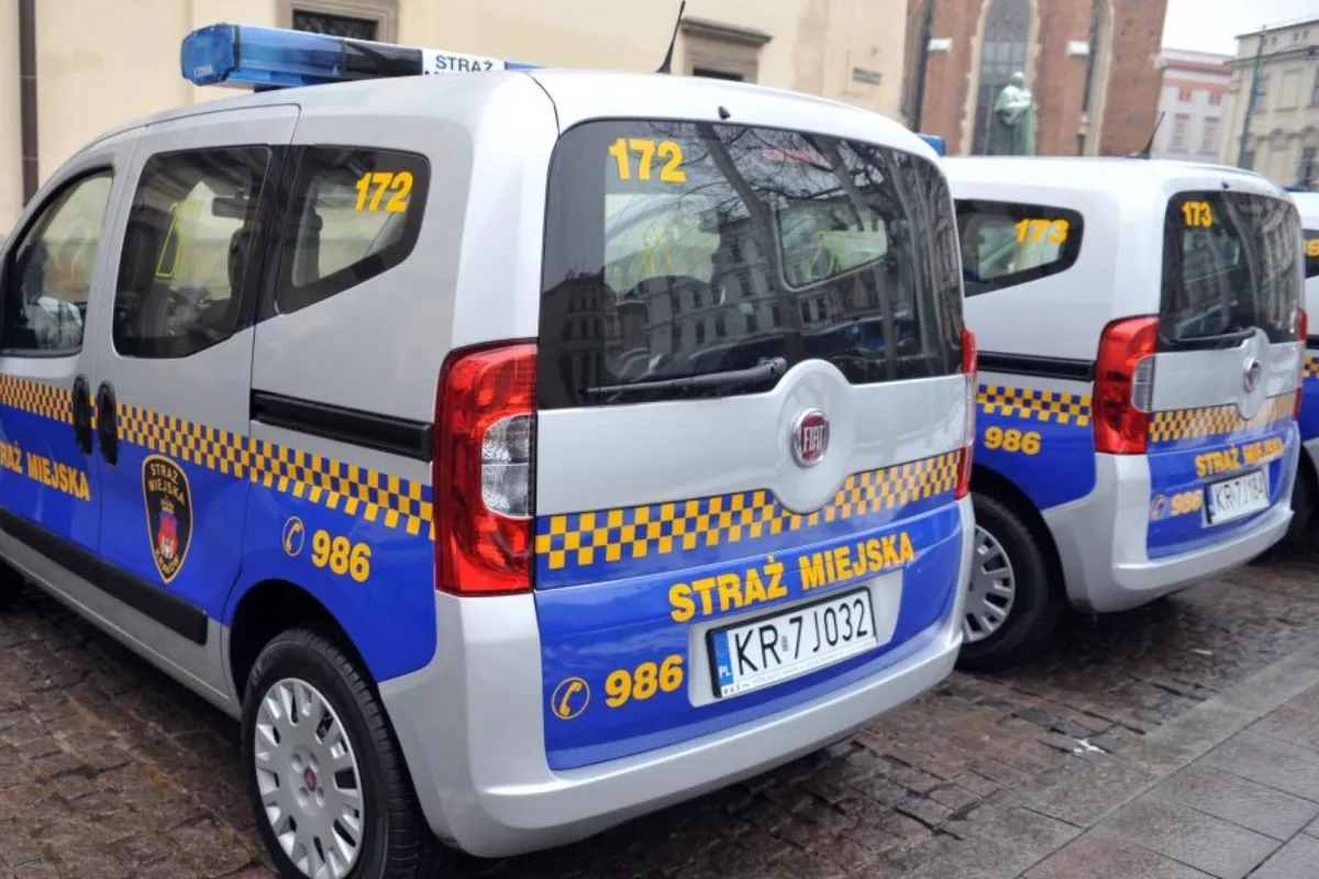 Dziewięć godzin bez pomocy. Bezdomna seniorka z Ukrainy i bezradność służb w Krakowie