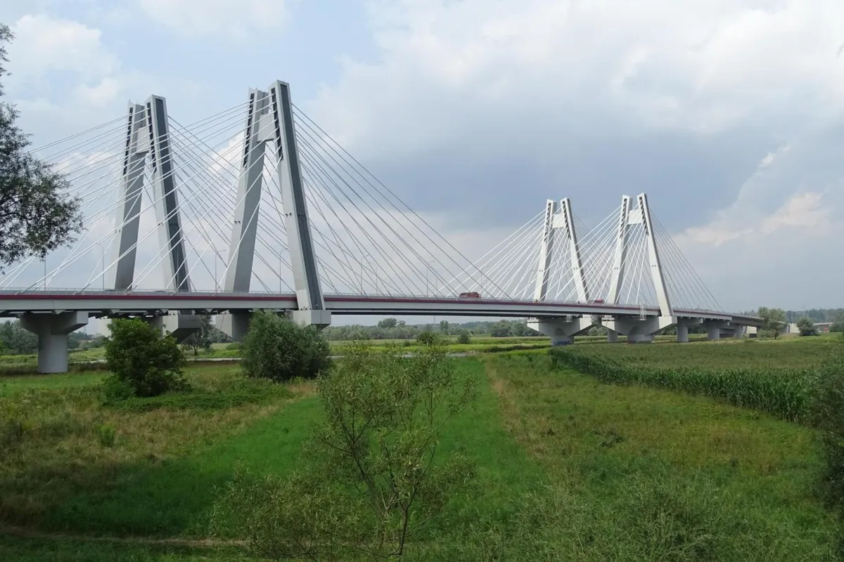 Jeden z najbardziej charakterystycznych mostów w Krakowie przestał świecić co noc