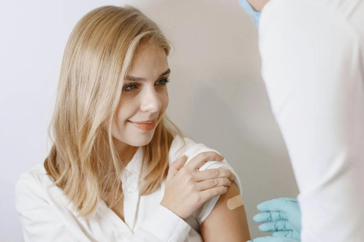 Obowiązkowe szczepienia przeciw HPV od 2027 roku. Ekspertka: korzyści są większe niż ryzyko
