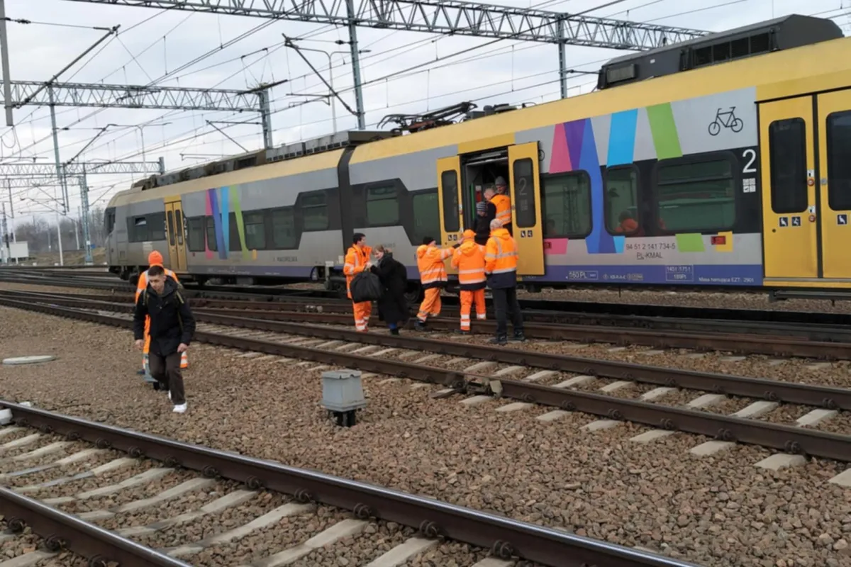 Awaria trakcji między Krakowem Płaszowem a Krakowem Głównym. Pociąg stanął za peronem